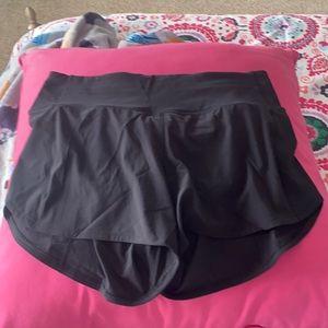 NWOT black lulu-lemon speed up shorts 4”